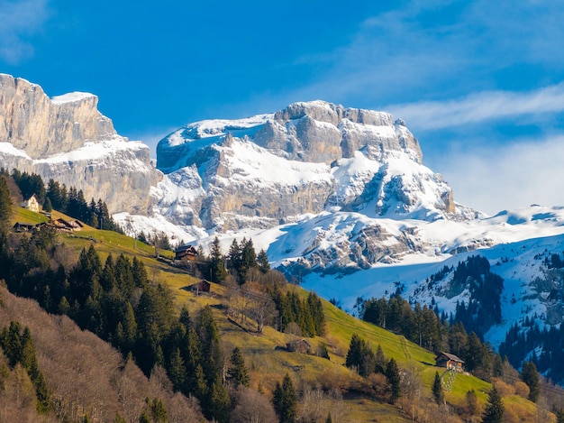 Engelberg resort in de Zwitserse Alpen van groene heuvels tot besneeuwde toppen