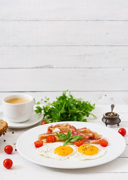 Engels ontbijt - gebakken ei, tomaten en spek.