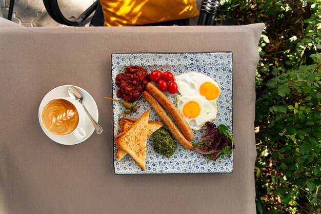 Engels ontbijt geserveerd met cappuccino koffie