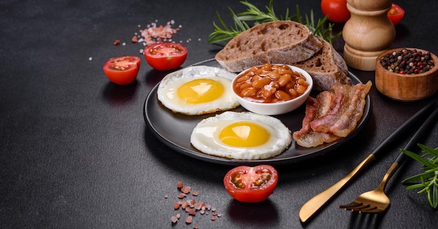 Engels ontbijt met gebakken eieren spek bonen tomaten specerijen en kruiden