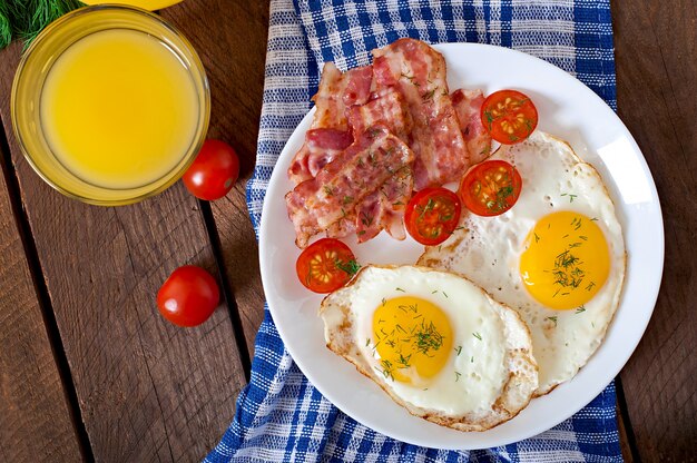 Engels ontbijt met toast, ei, spek en groenten in een rustieke stijl op houten