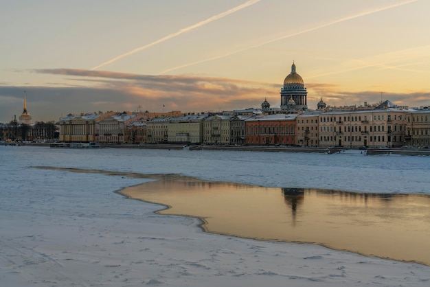 Engelse dijk en St. Isaac's Cathedral op een winterochtend St. Petersburg Rusland