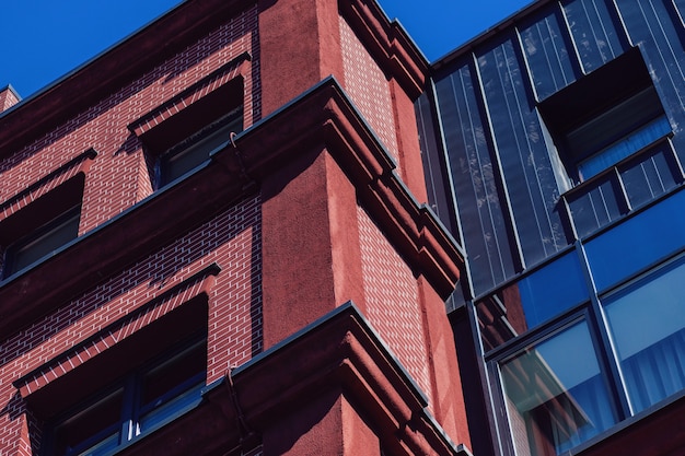 Engelse huizen gemaakt van rode baksteen tegen een blauwe lucht. zakelijk onroerend goed