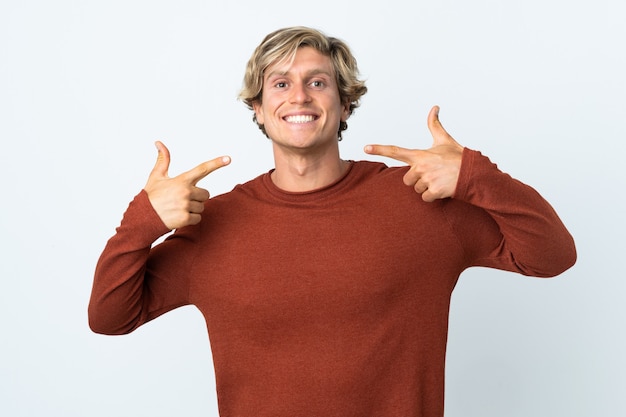 Engelse man over geïsoleerde witte achtergrond met een duim omhoog gebaar