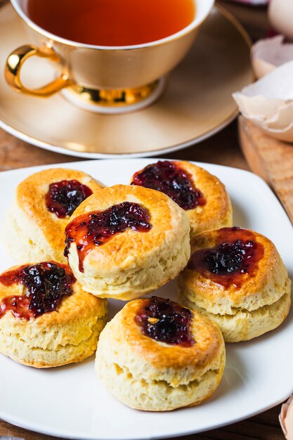 Engelse scones met room en aardbeienjam