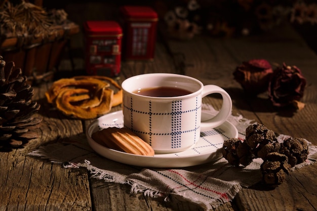 Engelse thee met koekjes op houten tafel theetijd in de middag rustieke stijl