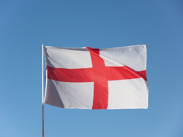 Engelse vlag van Engeland over blauwe hemel