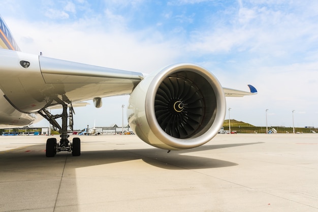 Motore del moderno aereo jet passeggeri. ventola rotante e pale della turbina.