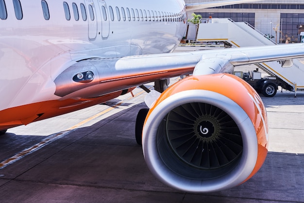 Двигатель турбины самолета в аэропорту, крупный план