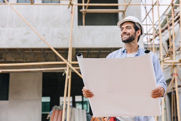 Инженер-строитель Happy Foreman работает на строительной площадке, старший рабочий, проектировщик, лидер, концепция