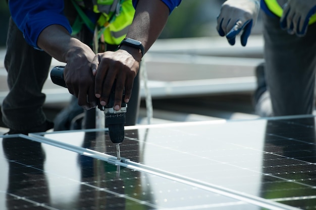 Photo engineer in charge of solar panel installation the installation of solar energy