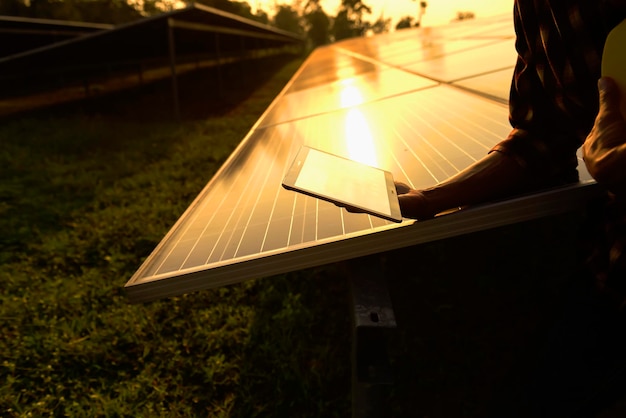 Foto ingegnere che esamina la silhouette del sistema fotovoltaico - foto