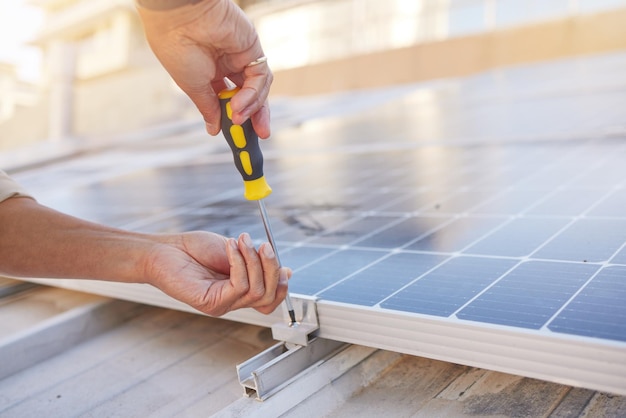 햇빛 속에서 재생 가능한 에너지를 위한 유지 보수 작업과 산업이 있는 엔지니어 손과 태양 전지판