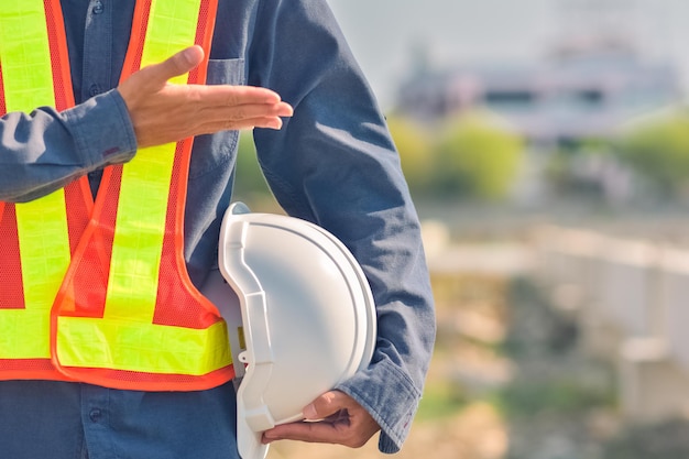 Инженер держит каску строительный рабочий профессиональная безопасность работа промышленность строительный человек менеджер сервис