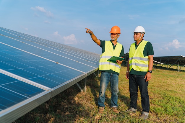 写真 エンジニアが太陽光発電所でソーラーパネルを検査