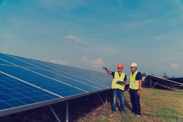 エンジニアが太陽光発電所でソーラーパネルを検査