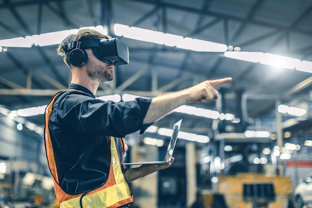 Инженер-мужчина, использующий технологию виртуальной реальности VR на современном складском заводе, новая инновационная инженерия