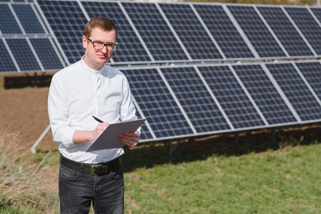 Engineer man in de buurt van zonnepaneel