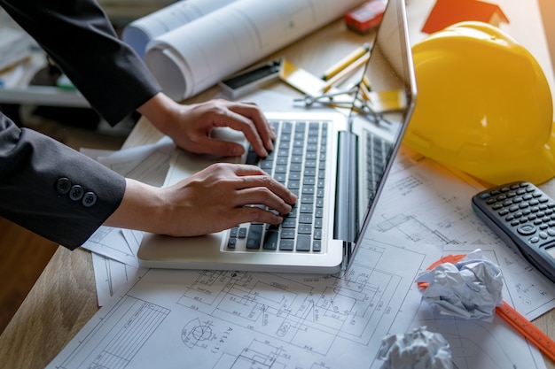 Photo engineer man working with drawings inspection in workplace