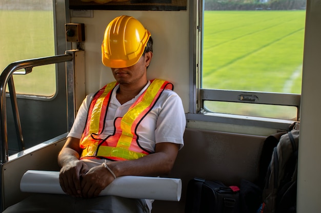 Foto engineer moe in slaap vallen tijdens werkuren in de trein