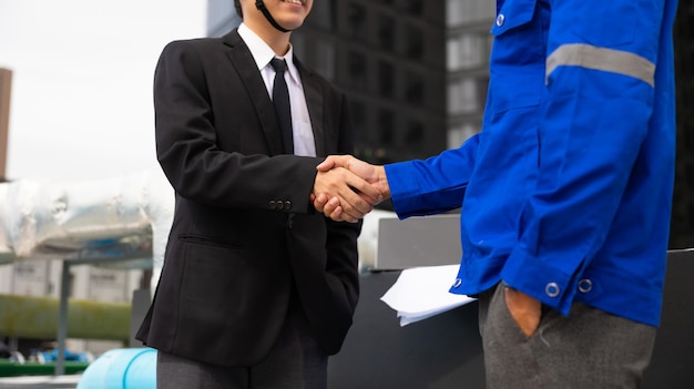 Инженер Люди и генеральный директор бизнесмена пожимают друг другу руки по соглашению о деловом сотрудничестве Успешное рукопожатие после хорошей сделки