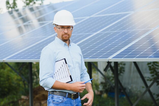 ソーラーパネルを備えた太陽光発電所のエンジニア 再生可能エネルギー発電所の実践的なレッスン