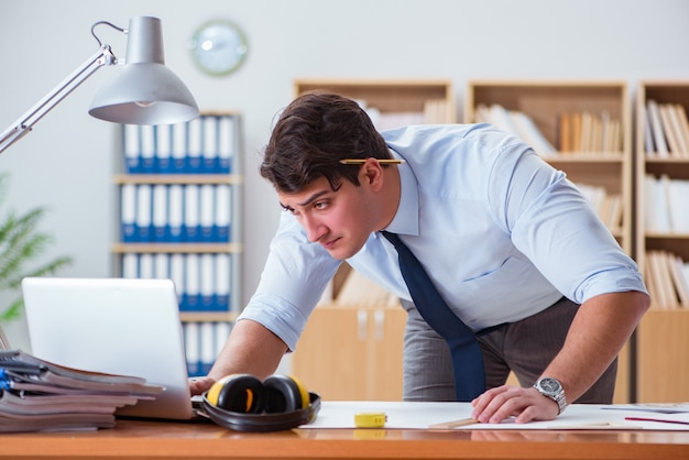 Foto ingegnere supervisore che lavora su disegni in ufficio