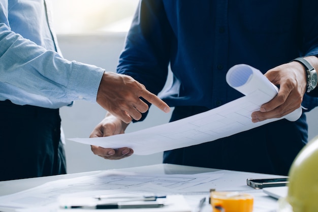 Engineer Teamwork Meeting Engineers bespreken aan een project en werken aan blauwdruk