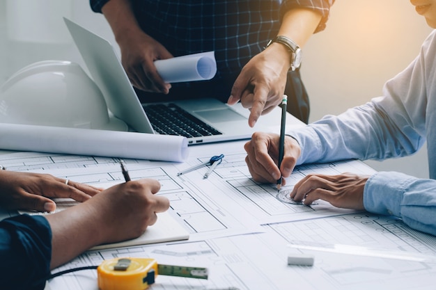 Foto ingegnere riunione di lavoro di squadra ingegneri che discutono su un progetto e lavorano su un progetto