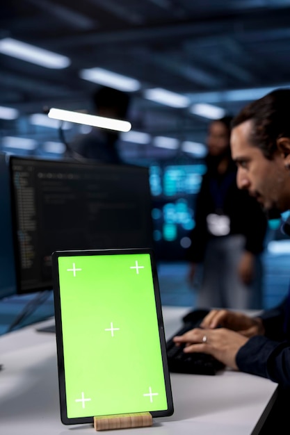 サーバーハブのメンテナンスをするために隔離されたスクリーンタブレットを使用するエンジニア
