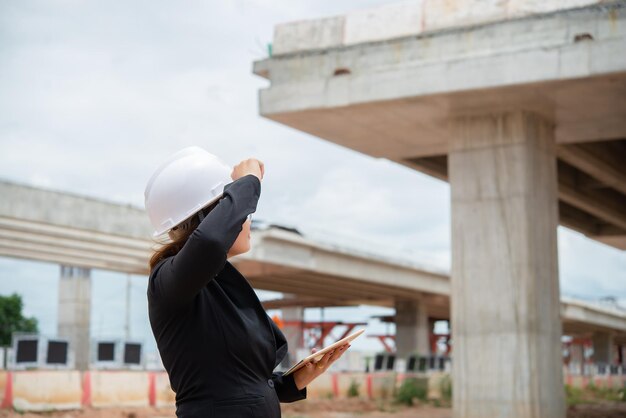 Женщина-инженер, работающая на строящемся мосту
