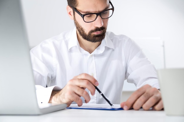 Foto ingegnere al lavoro nella sua stanza