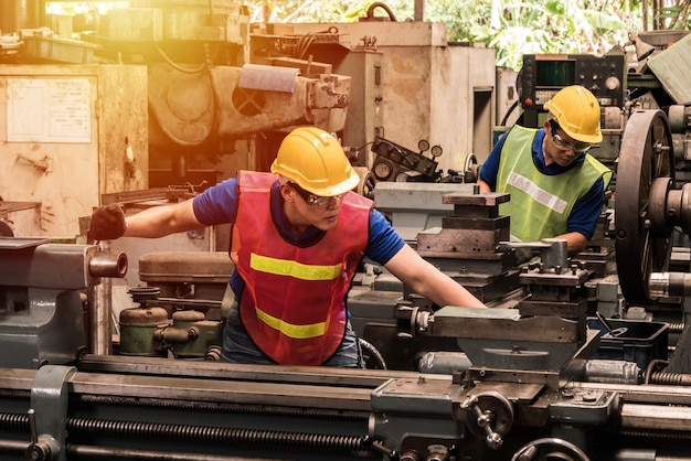 Foto ingegnere che lavora in fabbrica industriale.