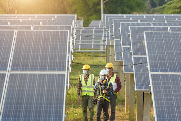 写真 太陽光発電所の設備のチェックに取り組んでいるエンジニア