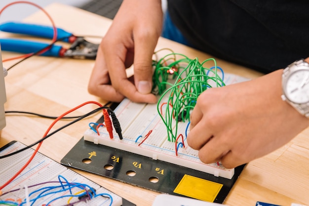 Foto engineering achtergrond breadboard met elektronica