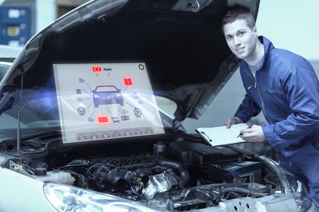 Foto interfaccia ingegneristica contro il meccanico che analizza il motore dell'auto