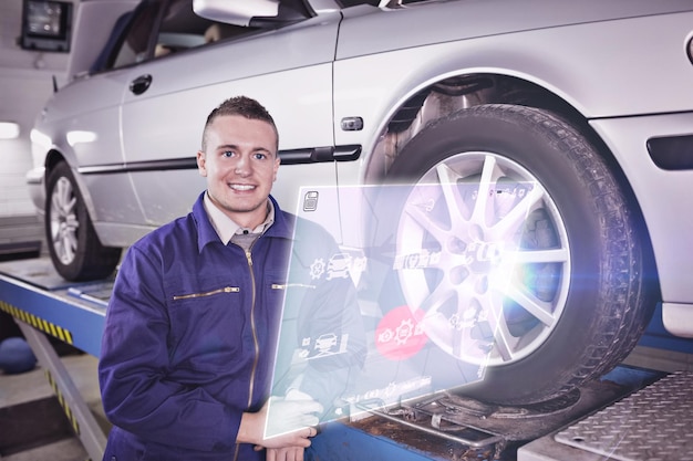 Engineering-interface tegen de mens die naar de camera naast een auto kijkt