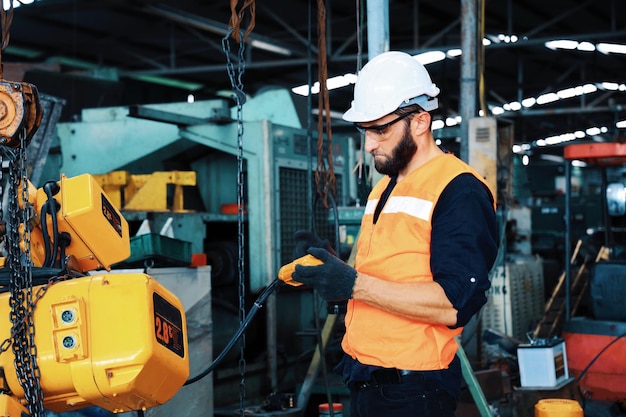 Engineering man aan het werk in de fabriek