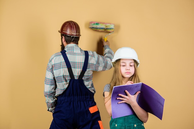 Foto engineering onderwijs bouwvakker assistent man met klein meisje familie industrie tools voor reparatie vaderschap dochter en vader samen repareren in werkplaats ik heb wat problemen