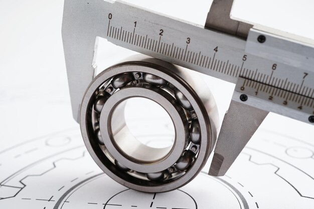 Foto strumenti di ingegneria e di precisione a sfera metallica bering meccanici industriali