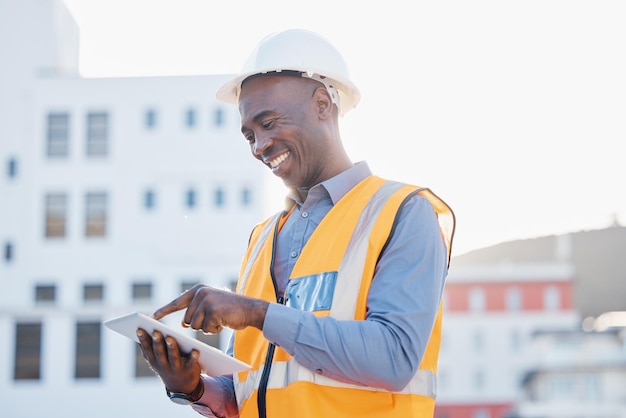 エンジニアリング タブレットと都市の黒人男性による建設用建物と建築の検索