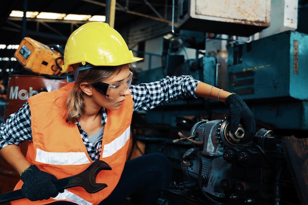 Engineering vrouw bevestigingsmachine in magazijn