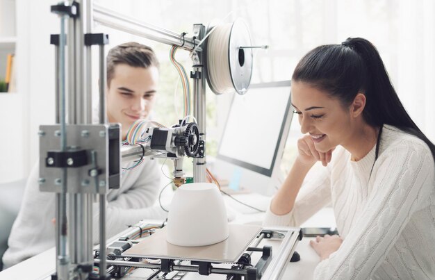 Engineeringstudenten die een 3D-printer gebruiken in het lab