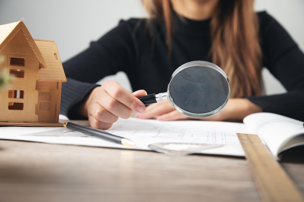 Ingegneri o architetti interior designer che lavorano sul tavolo