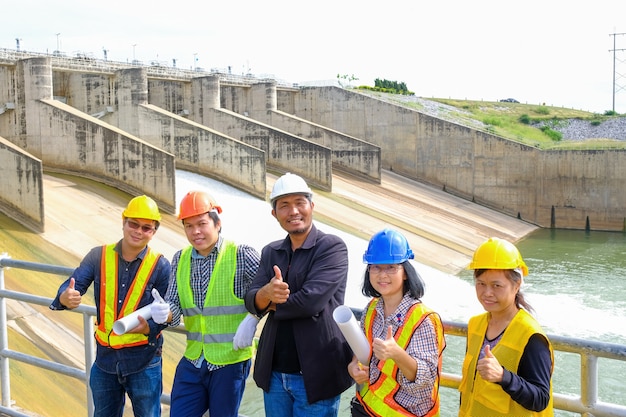 Gli ingegneri stanno controllando le dighe per l'energia solare dell'acqua.