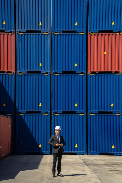 Foto gli ingegneri supervisionano il trasporto del carico con i container all'interno del magazzino