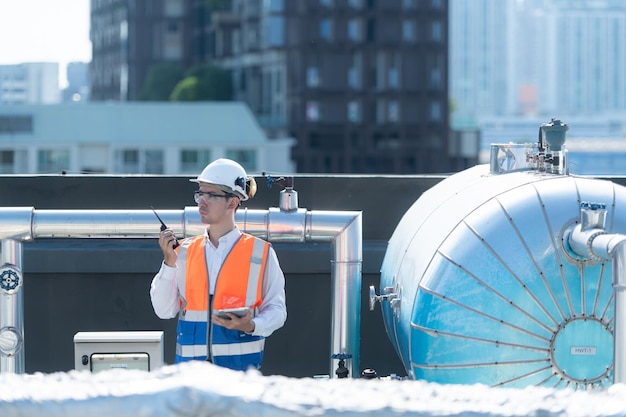 Foto gli ingegneri ispezionano i sistemi di condizionamento dell'aria e dell'acqua completati per continuare la verifica