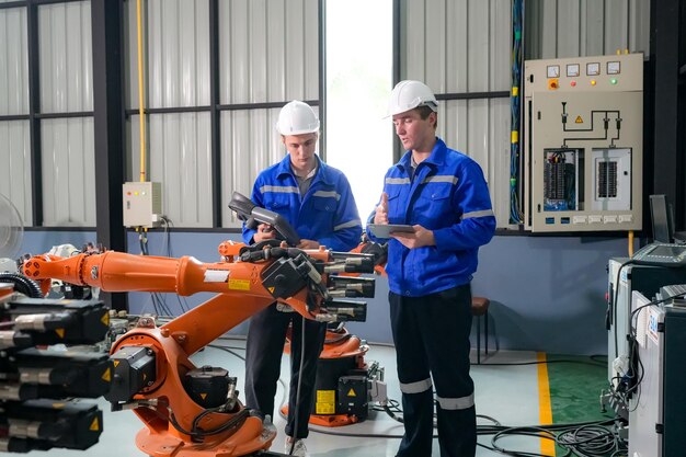エンジニアは自動武器機の機械を検査し,チェックアップします.