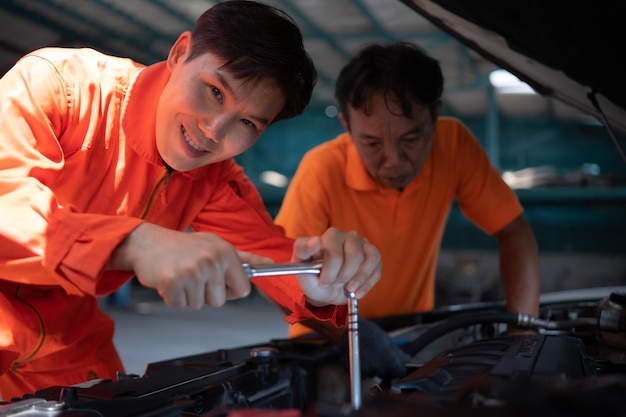 Engineers and mechanics use technology to detect faults in the operation of the engine in the garage