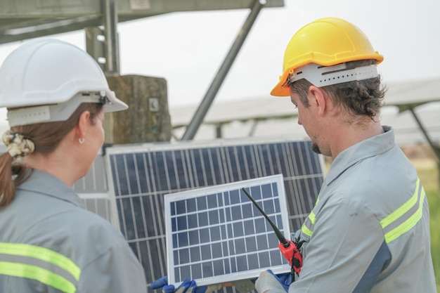 スーパーエナジー株式会社が運営する蓄電システムを備えた屋上太陽光発電所の太陽光発電パネルの点検のための技術者会議 専門家が集まり屋外試験を実施 太陽電池モジュール